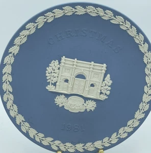 WEDGEWOOD Christmas 1981 Blue White Jasper 8" Collector Plate MARBLE ARCH - Picture 1 of 5