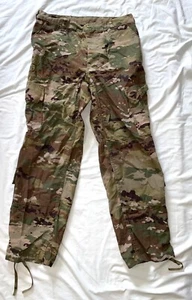 Pantaloni da combattimento USGI FRACU ignifughi esercito medio-corto Multicam NUOVI - Foto 1 di 4