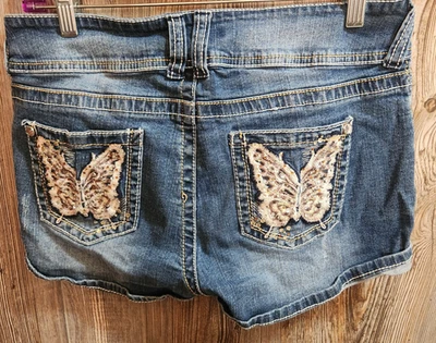 No Boundaries Distressed 蝴蝶刺绣口袋牛仔短裤 13 码 — 第 1/4 张图片