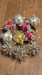 De colección Lote Retro de 8 Adornos de Navidad de Satén con Cuentas Push Pin - Rojo, Dorado, Blanco - Imagen 1 de 8