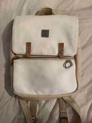 Mochila bolsa de pañales Petunia Pickle Bottom blanca/crema District Foto 1 de 4