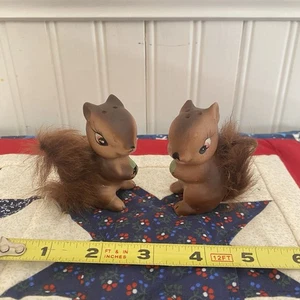 Vintage Enesco Japan Eichhörnchen Salz und Pfefferstreuer mit pelzigen Schwänzen - Bild 1 von 19