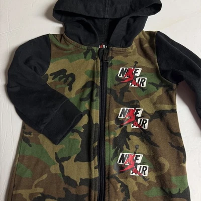 Mono mameluco con capucha camuflado Jordan Air para niños 18M Foto 1 de 4