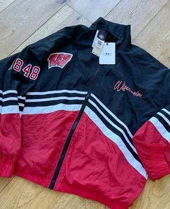 Neu mit Etikett Wisconsin Badgers "Wear by Erin Andrews" Vintage-inspirierte Jacke Large - Bild 1 von 8