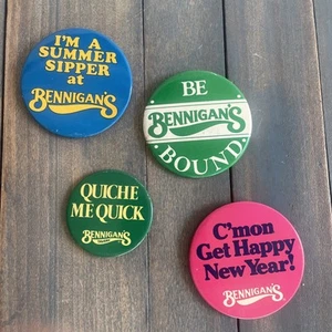 4 Vintage Bennigan’s Bennigans Restaurant Bar Pinbacks Runde Button Pins (G8) - Bild 1 von 6