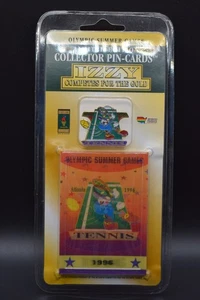 Nuovo IPC IZZY Competes 1996 Olimpiadi Atlanta Tennis 3D Card Pin Set - Foto 1 di 6