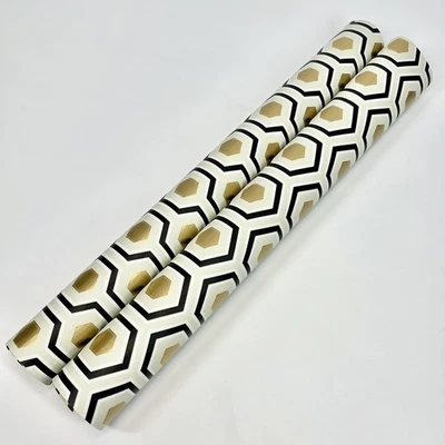 Papel pintado hexagonal Cole & Son Hicks 66/8056 negro y dorado muestra remanente Foto 1 de 4