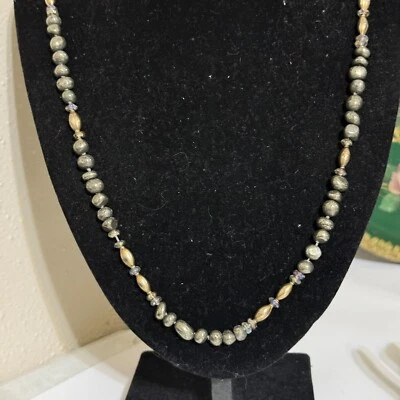 Conjunto de colar e brinco espaçadores de tom dourado, cristal e pirita com miçangas - Imagem 1 de 4