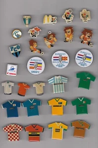 CALCIO spilla distintivi EURO 2000 2020 MONDIALI 1994 1998 T-shirt Dutchie - Foto 1 di 1