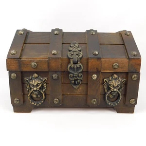 Vintage Holz Piraten Schatztruhe Schmuckkästchen Löwenköpfe roter Einsatz Messing Heftklammern - Bild 1 von 24