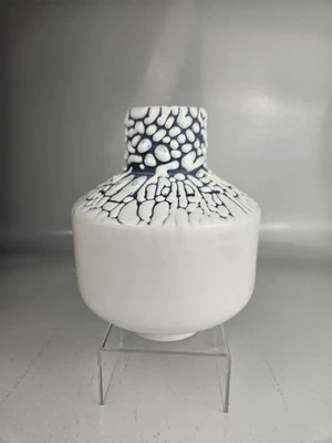 Jarrón de cerámica Crate & Barrel Danice blanco y azul-gris Foto 1 de 4