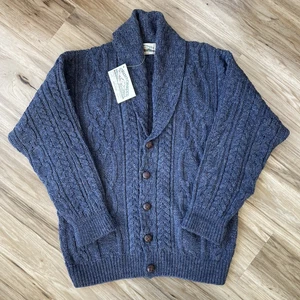 Cárdigan tejido con cable 100 % lana azul Aran Crafts nuevo con etiquetas cuello chal pescador - Imagen 1 de 14