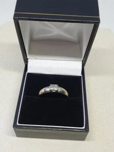 Anillo solitario moderno de oro blanco de 18 quilates corte princesa diamante de 0,4 kt 5,97 gms - Imagen 1 de 8