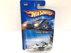 2005 Hot Wheels Rebel Rides 3/5 W-OOZIE MOTORCYCLE White/Gold Flames Coll. 78 - Picture 1 of 4