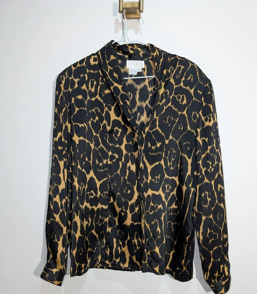 复古 100% 真丝 Doncaster 衬衫 8 中号微妙肩垫动物印花二手状况完好 — 第 1/3 张图片