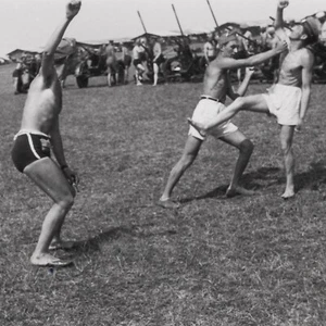 ¡LUCHA! RARA DIVERSIÓN EXTRAÑA de colección gay int foto soldados a caballo playa bulto chico 7844 - Imagen 1 de 2