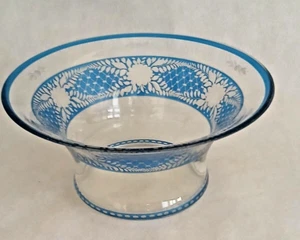 Magnifique coupe en verre transparent et bleu gravée main de fleurs et branches - Bild 1 von 9