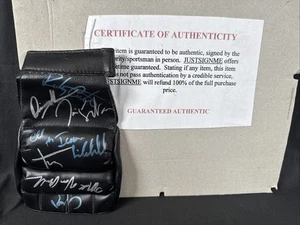 ✨Authentic Signed UFC Training Glove  6 Signatures- Chuck Liddell Etc✨ - Bild 1 von 8