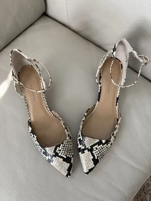 Tacones con correa al tobillo de cuero con estampado de serpiente Banana Republic talla 9-9,5 Foto 1 de 4