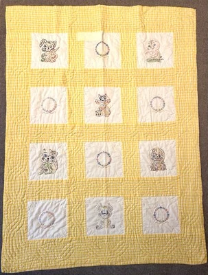 Edredón de bebé bordado cosido a mano de colección • 42”x56” • Guinga amarilla • Animales Foto 1 de 4