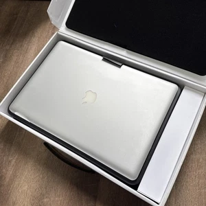 Apple macbook pro 17 zoll 2011 4Gb RAM 750Gb I7 - Afbeelding 1 van 6