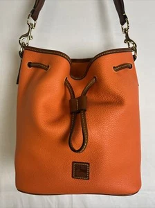 Bolso Cartera Dooney & Bourke Cuero Guijarro Naranja Cubo Cordón - Imagen 1 de 8