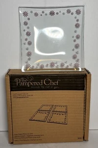 NEW - Pampered Chef Daisy Plates Set of 4 Glass 2818 Pink White Valentine’s Day - Picture 1 of 2
