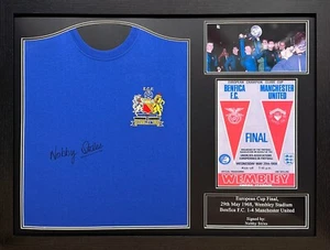 FRAMED NOBBY STILES SIGNED MANCHESTER UNITED 1968 EUROPEAN CUP FINAL SHIRT PROOF - Imagen 1 de 2