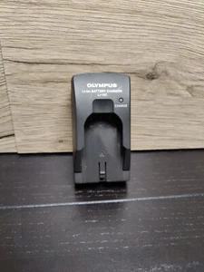 Olympus Li-ion Li-10C Battery Charger - Picture 1 of 3