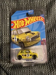 2022 Hot Wheels Compact Kings Morris Mini Treasure Hunt Yellow - Picture 1 of 2