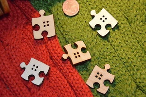 Hübsche Puzzle Lagenlook Holz Knopf Knöpfe 2,6cm x 2,1cm 26x21mm 5 Stück NEU 2 - Bild 1 von 1