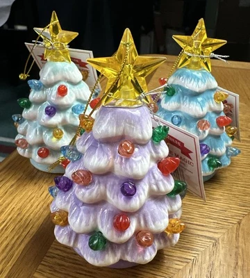 NUEVO CON ETIQUETAS Lote 3 Mr Christmas Cerámica 4.5” Árbol de Navidad Adornos con Luces y Temporizador Foto 1 de 4