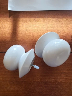 Tendencias de madera Kirsch ~ 2 remates blancos etanos para 1 3/8" de diámetro Poste NUEVO Foto 1 de 3