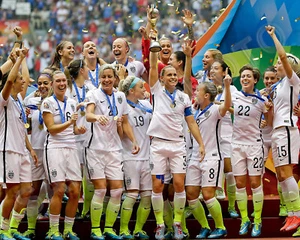 USA WOMEN'S SOCCER TEAM USNWT 8x10 PHOTO 2015 FIFA WORLD CUP CELEBRATION - Picture 1 of 1