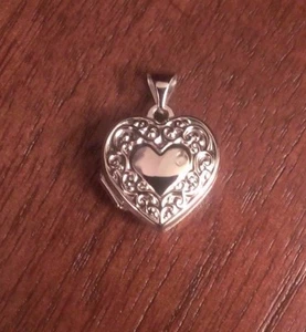 14K WHITE GOLD SMALL TEXTURED SCROLL DESIGN HEART LOCKET - 0.7 GRAMS - 0.8" - Picture 1 of 8