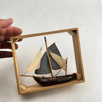 Segelschiff im Holzrahmen – Modellschiff Deko – ca. 17 cm – Handarbeit - Bild 1 von 4