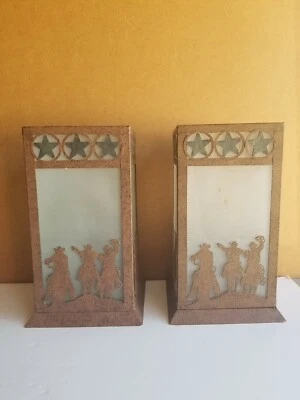 Castiçais Pr metal e vidro fosco, silhueta de cowboy, 10,75" x 5,5" x 5,5" - Imagem 1 de 4