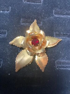 Dark Gold Tone Red Glass Floral Brooch & Pendant 2" OLD Vintage Frosted Scallop - Picture 1 of 17