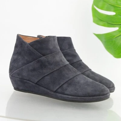 Bota Nori Gentle Souls para mujer talla 7,5 botín de cuña baja capa azul marino gamuza Foto 1 de 4