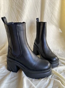 NWOB Public Desire Women’s Sz 5 Chunky Heel Ankle Chelsea Platform Boots Black - Picture 1 of 8