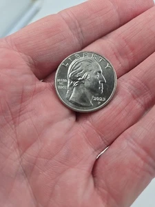 Moneta Errore Quarto 2023 'In Cod We Trust' Rara Da Collezione Bessie Coleman - Foto 1 di 8