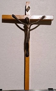 Crucifijo de metal vintage en cruz de madera 8" de alto - Imagen 1 de 24