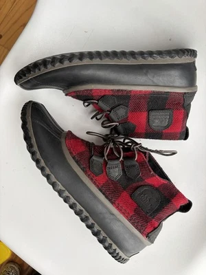 Bota de fieltro impermeable Sorel Out N About roja negra a cuadros para mujer talla 10 Foto 1 de 4