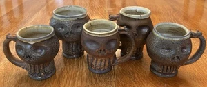 Totenkopf Keramik Tassen mit Henkel Künstler signiert 5er Set Handarbeit Volkskunst Männerhöhle - Bild 1 von 21