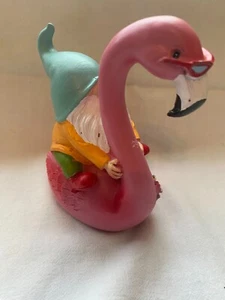 "Gartenzwerg reiten rosa Flamingoharzfigur Figur 5,5"" hoch x 5" - Bild 1 von 7