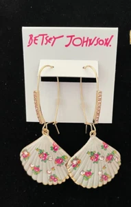 Orecchini donna Betsey Johnson tono oro rosa stampa fiori conchiglia - Nuovi con etichette - Foto 1 di 4