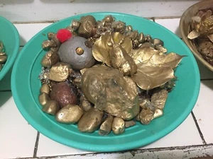 UNIQUE CUTE PET ROCKS, FAKE GOLD NUGGETS IN A GOLD PAN. HANDMADE. - Picture 1 of 24