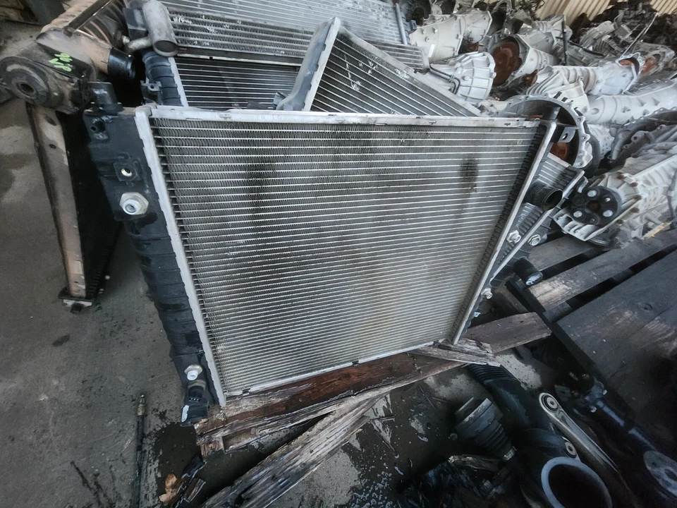 1998 1999 2000 2001 2002 2003 JAGUAR XJ8 XJR VANDEN PLAS COOLING RADIATOR - Image 1 of 4