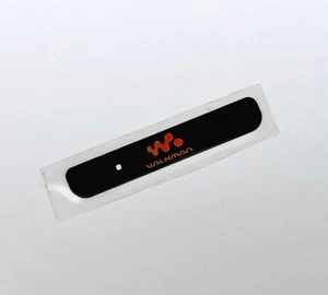 ORIGINAL SONY ERICSSON W880i WALKMAN LOGO AUFKLEBER BADGE PLATE FÜR FRONT COVER - Picture 1 of 1
