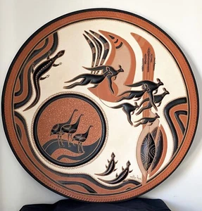 PLACA DE PARED GRANDE ARTE CUERO ABORIGEN AUSTRALIANO DE MEDIADOS DE SIGLO RARA firmada - Imagen 1 de 4